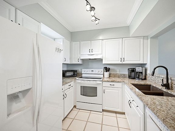 4th image of 803 River Point Dr