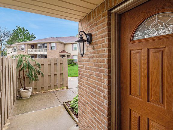 3rd image of 61266 Greenwood Dr