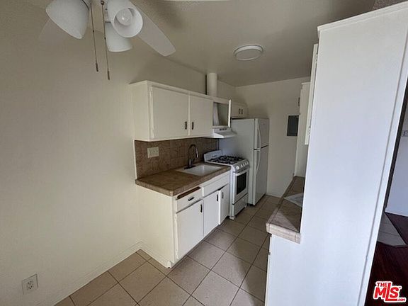 4th image of 8615 Balboa Blvd