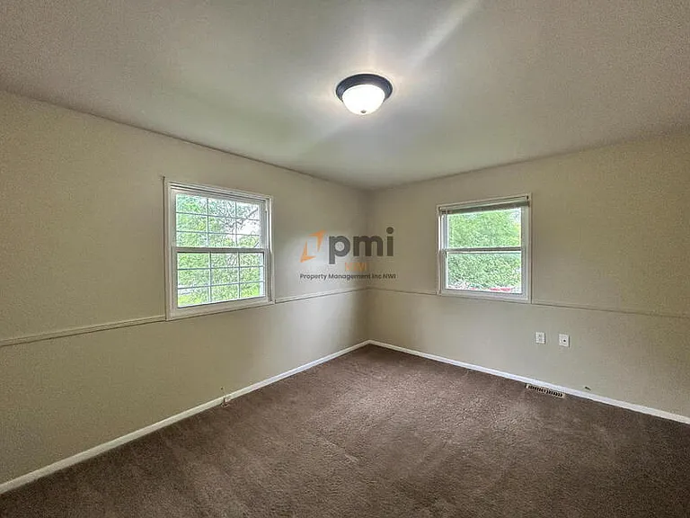 385 Briarwood Dr — Photo 8