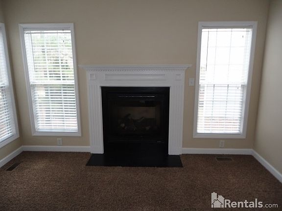 3rd image of 221 Stoney Dr