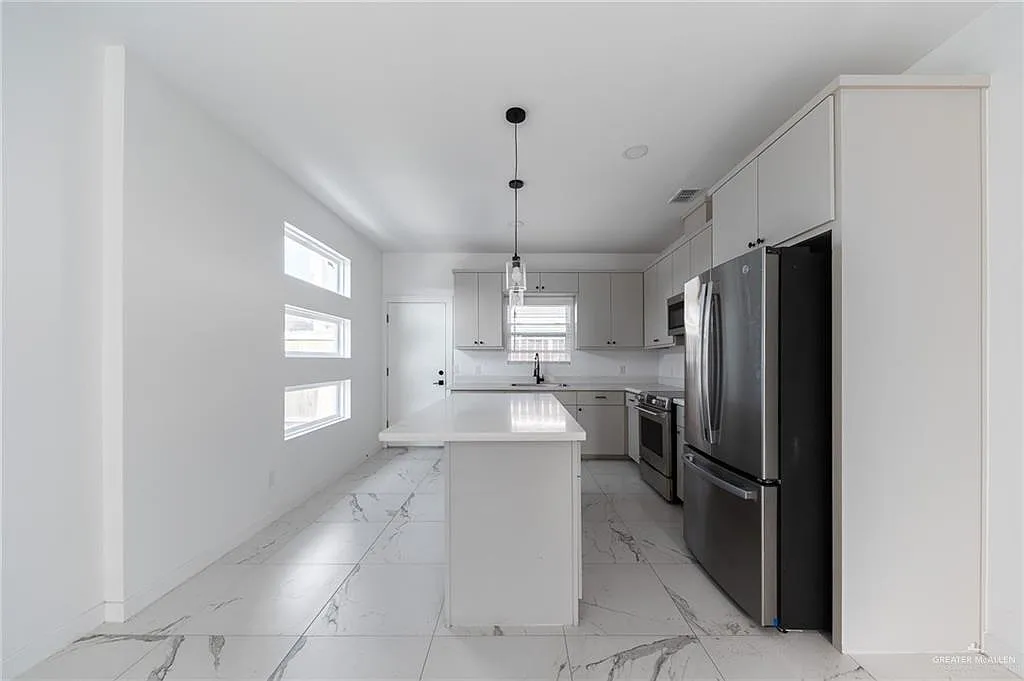 2 bed, 2.0 bath, 4012 sqft, $1,250 — Photo 3