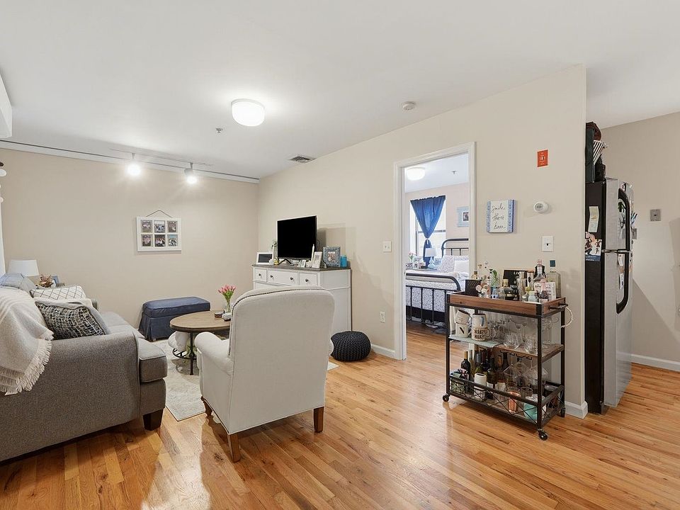 1st image of 409 Adams St APT 6