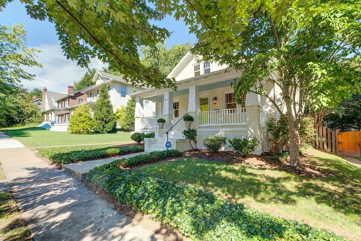 3 bed, 3.0 bath, 2655 sqft, $6,100 — Photo 2