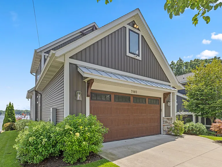 7002 Silver Lake Dr NE — Photo 2
