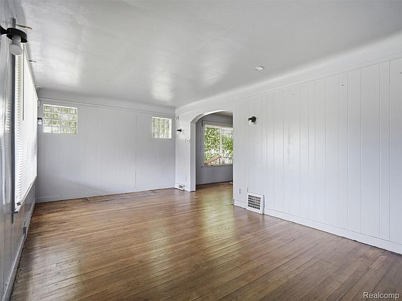 2nd image of 15094 Sorrento St