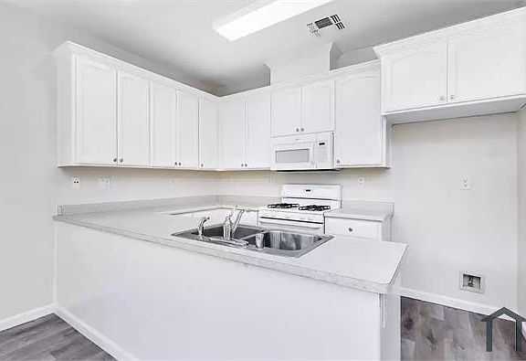 4th image of 1009 Sibley St #A