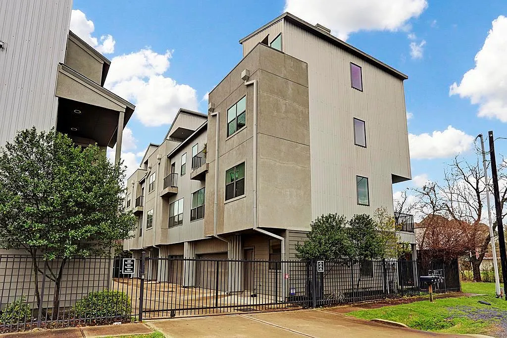 3 bed, 3.5 bath, 2452 sqft, $3,000 — Photo 2