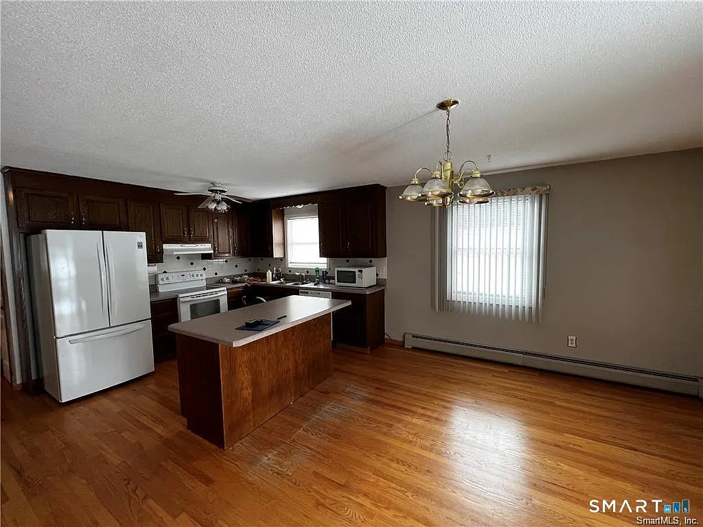 3 bed, 1.0 bath, 1300 sqft, $1,800 — Photo 2