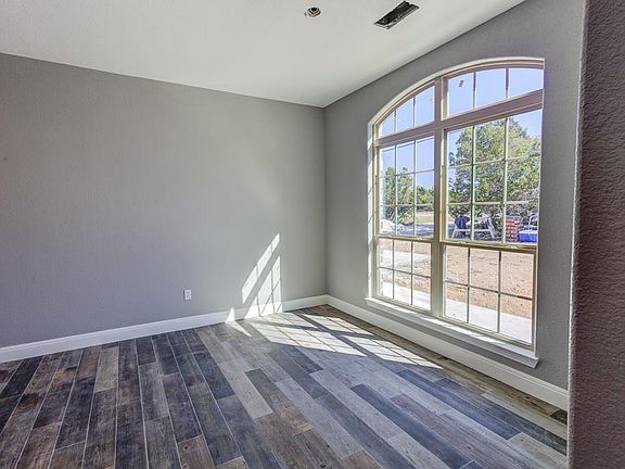 dining room to the right of entrance