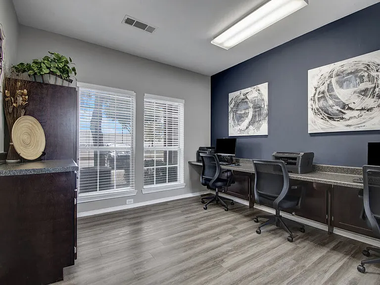 Indian Creek Apartments — Photo 5