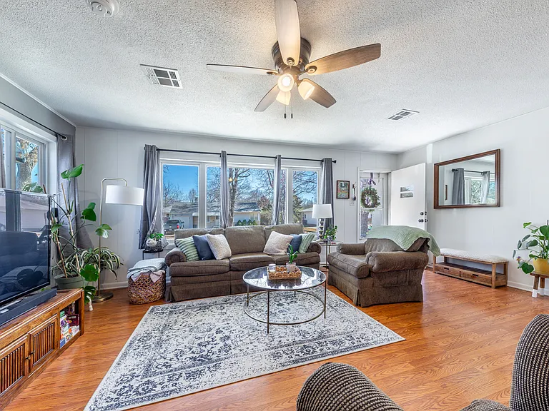 1515 Jarvis Dr — Photo 4
