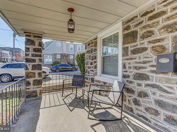 3rd image of 544 Fairthorne Ave