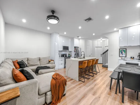 1061 NW 100th Ave, Pembroke Pines, FL 33024