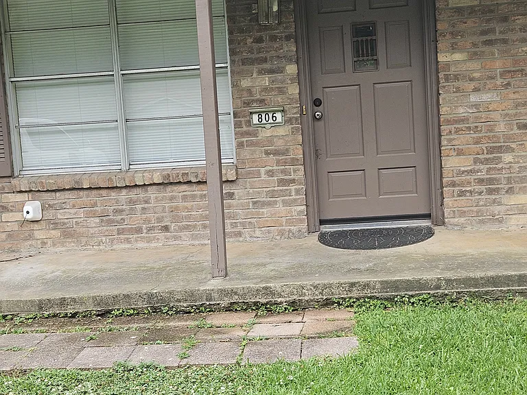 806 Spring St — Photo 2