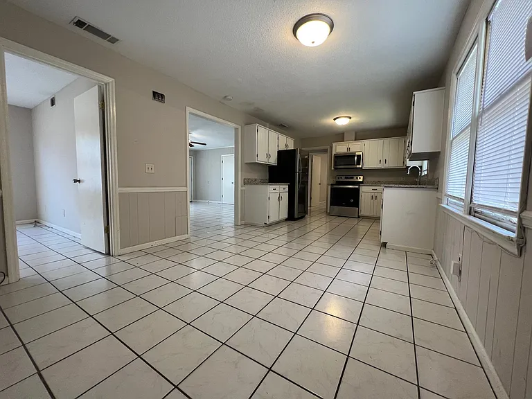 809 Robin Hood Trl — Photo 5