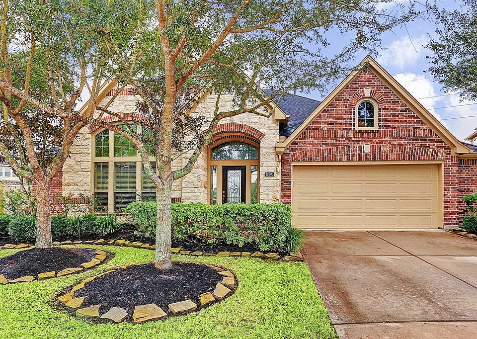 1st image of 28603 Green Hedge Dr
