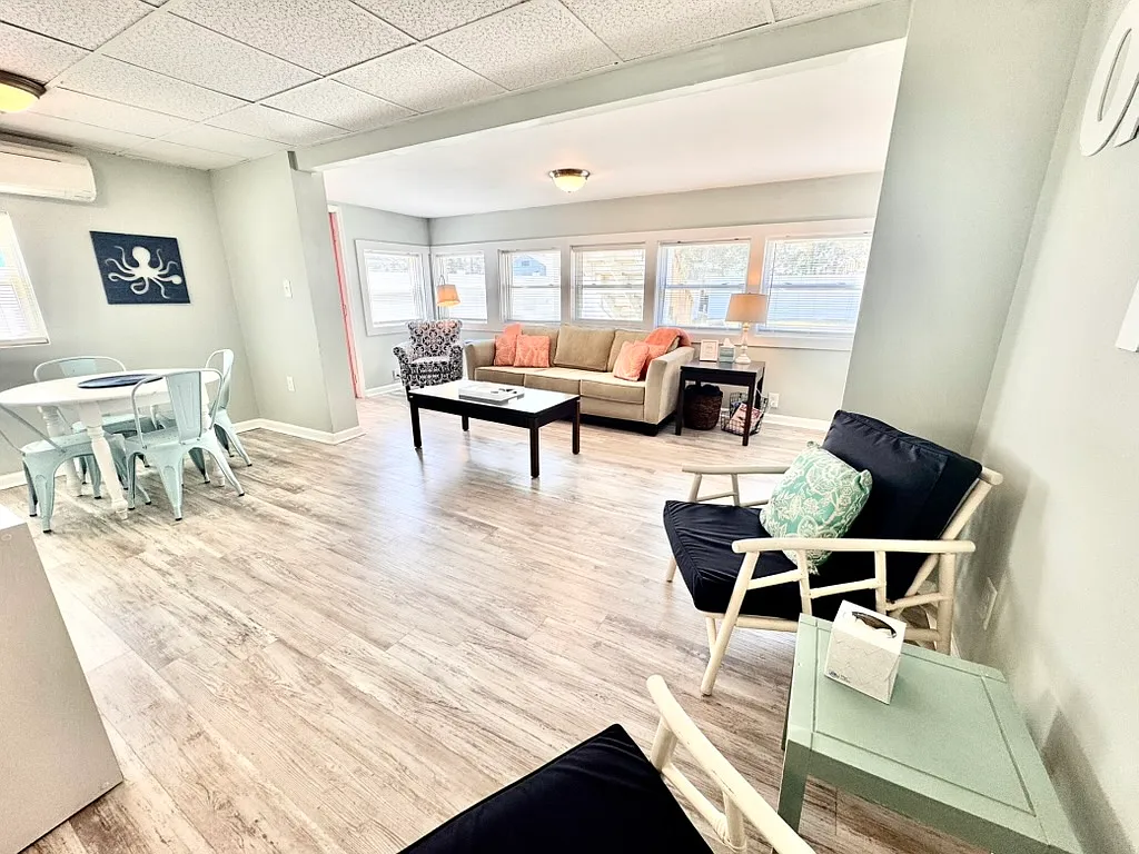 2 bed, 928 sqft, $1,900 — Photo 2