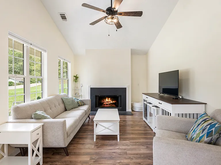 2425 Belaire Dr — Photo 5
