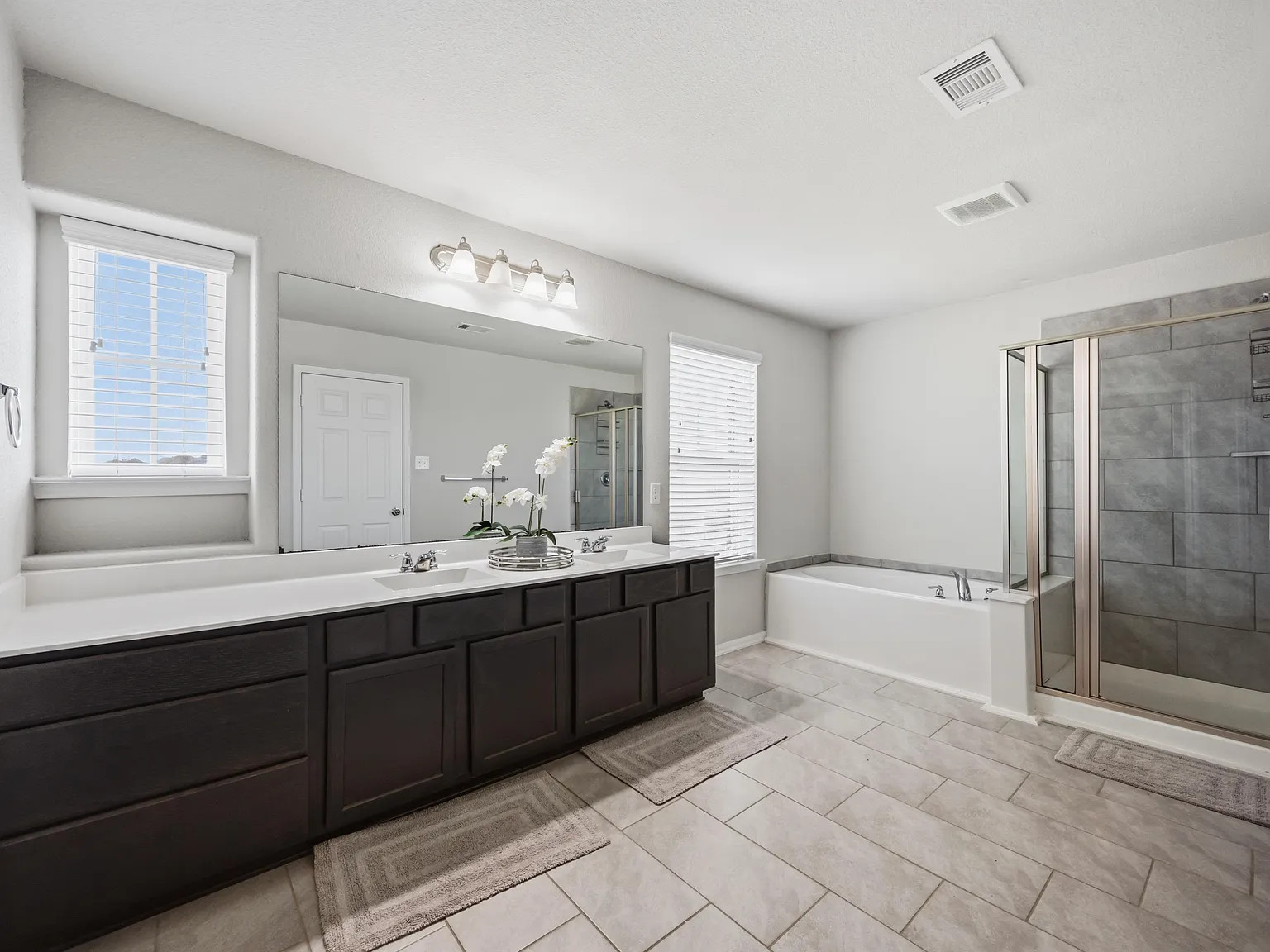 4 bed, 2.5 bath, 2620 sqft, $1,538 — Photo 3