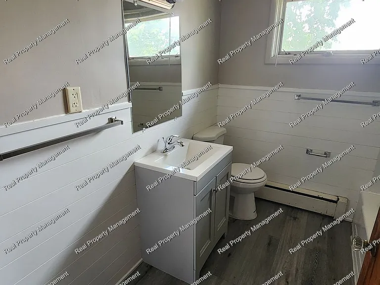 110 E North St — Photo 4