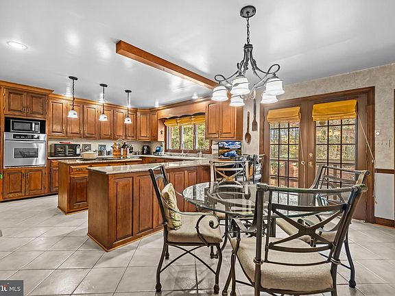 5th image of 32 Carriage Hill Ln