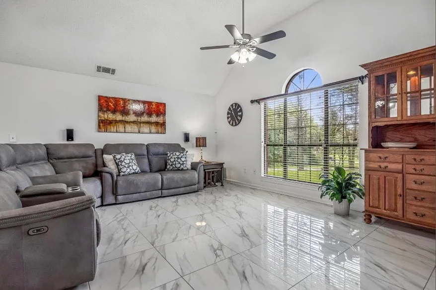 5 bed, 1946 sqft, $2,300 — Photo 4