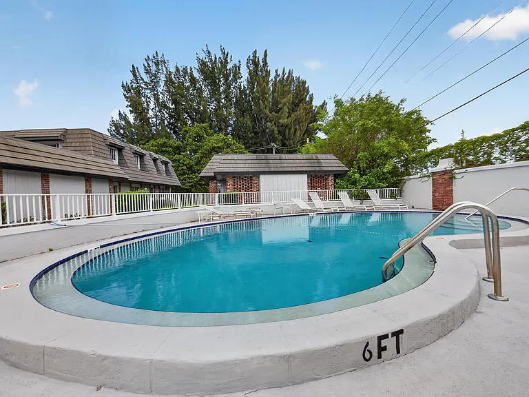 423 Pine Tree Ct #23 — Photo 23