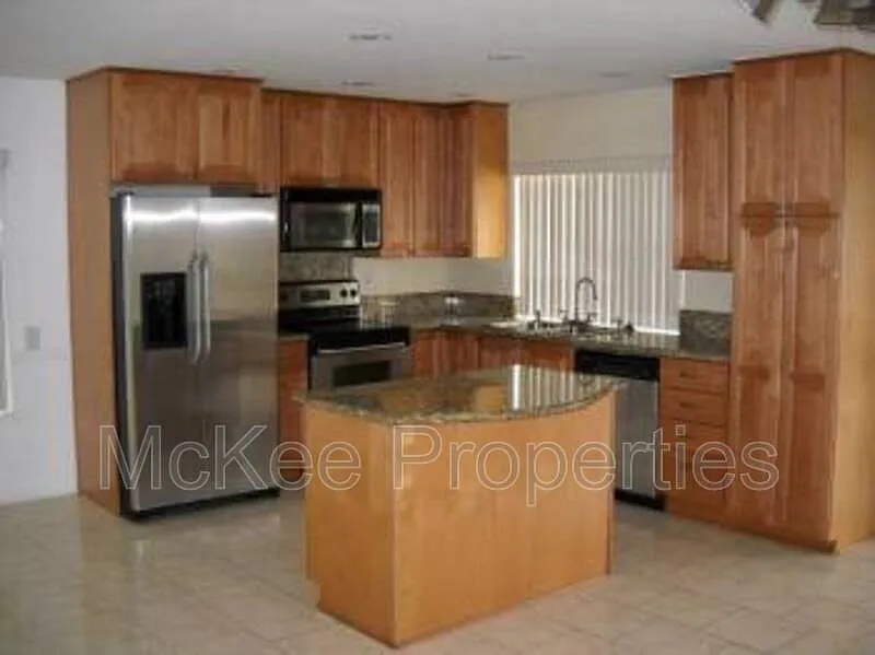 3 bed, 2.0 bath, 1412 sqft, $3,475 — Photo 4