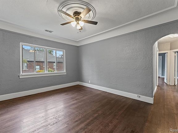 4th image of 17614 Roselawn St