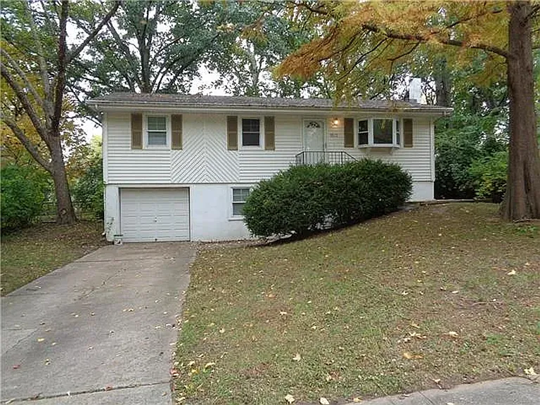 1502 McClellan Dr — Photo 1