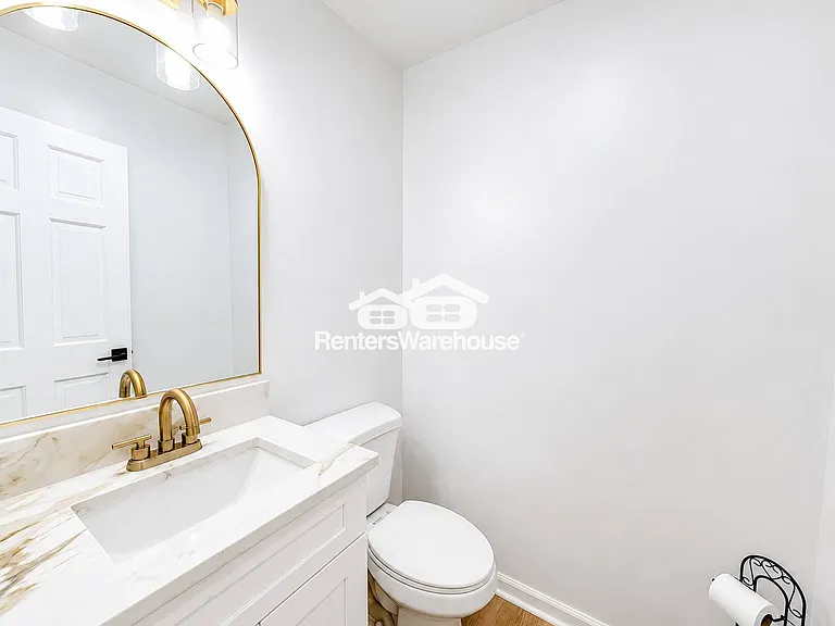 338 Travis St — Photo 17