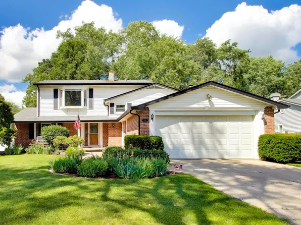 8 Charles Ct, Buffalo Grove, IL 60089