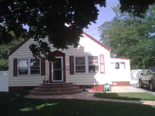 5 Rose St, Farmingdale, NY 11735