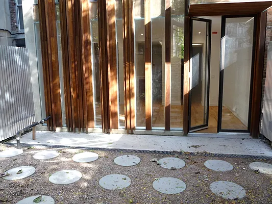 Rented by Perry Associates NYC Inc | media 23