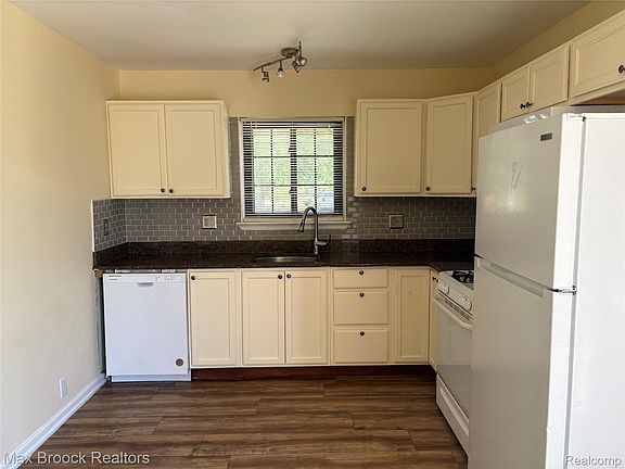 4th image of 32047 Linderman Ave