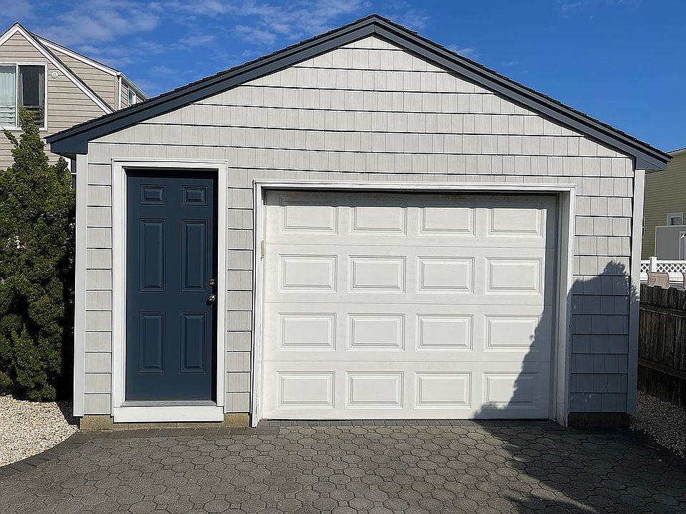 Detached Garage