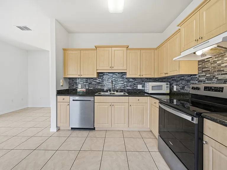 7780 Plantation Cir — Photo 14