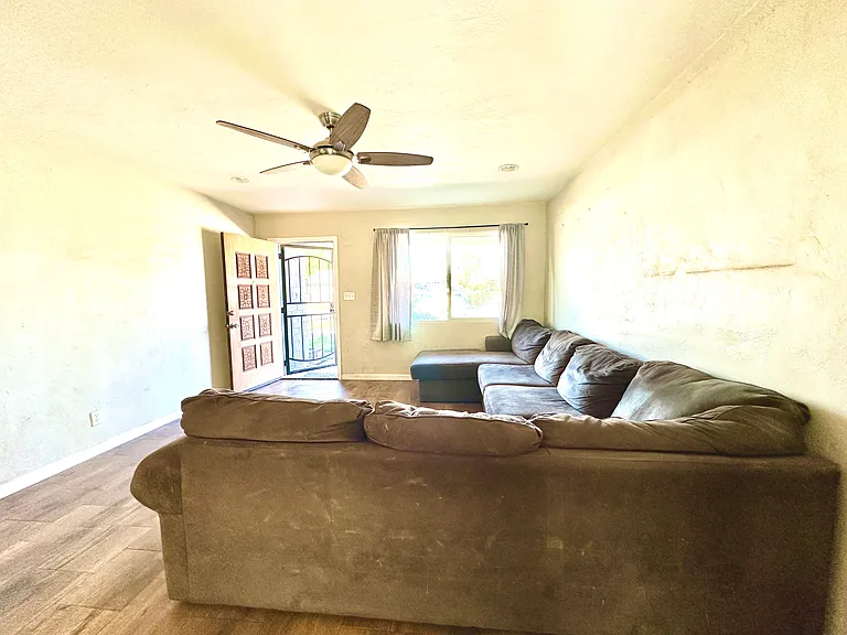 267 E Millett Ave — Photo 3