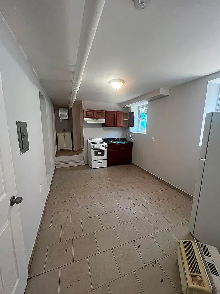 4 Eaton Pl — Photo 1