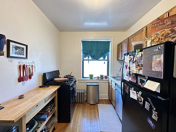 3rd image of 1911 W Larchmont Ave #B4