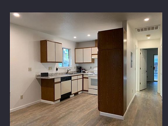 3rd image of 430 E Adams St #434