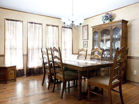 5th image of 28 Meadowview Dr