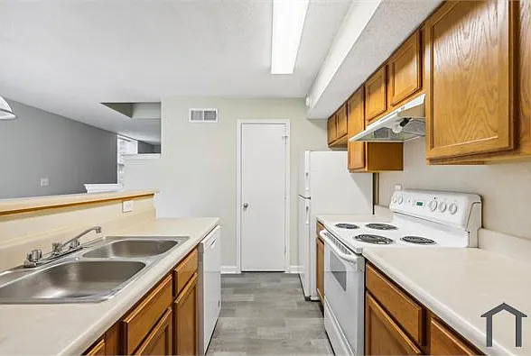 4 bed, 1250 sqft, $1,995 — Photo 3