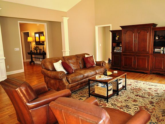 Livingroom/Foyer