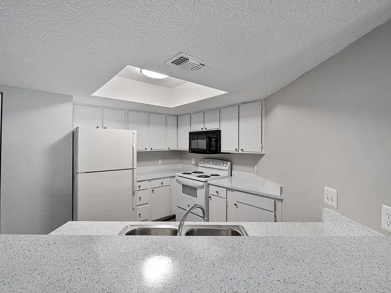 Fairway Greens Apartments — Photo 17