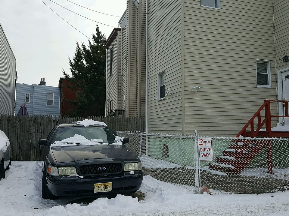 2nd image of 216 Bowers St