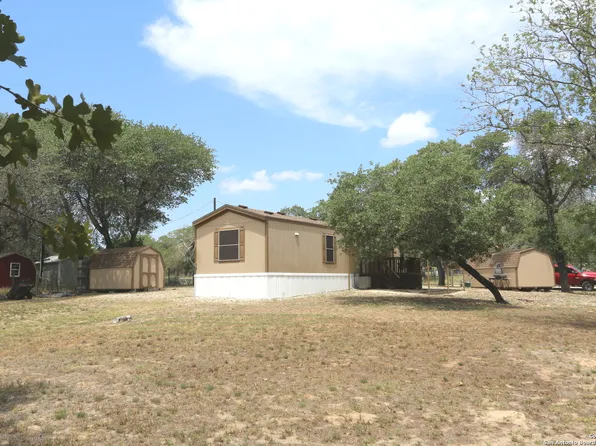 337 Lost Spring Dr, Floresville, TX 78114