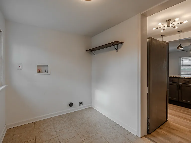 231 Broadway St — Photo 28