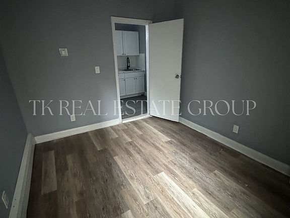 3rd image of 520 25th St APT 8